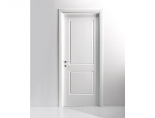Ξύλινη λευκή εσωτερική πόρτα σπιτιού